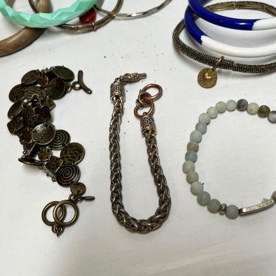 Lot 525 Lot #8 Jewelry Bracelets