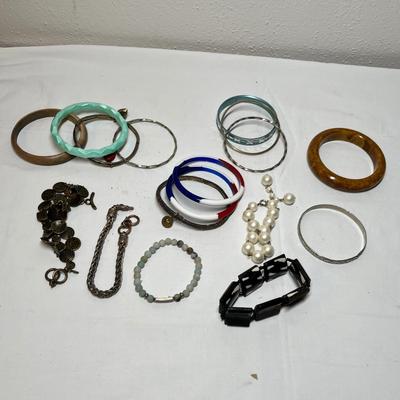 Lot 525 Lot #8 Jewelry Bracelets