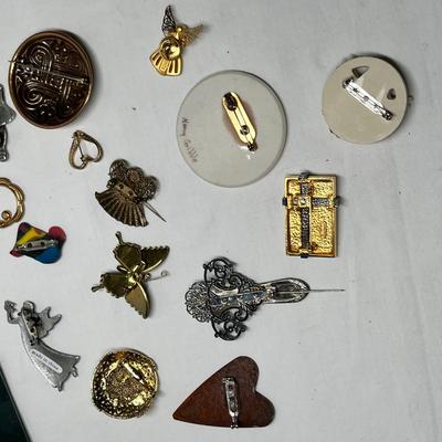 Lot 526 Lot #9 Jewelry Brooches