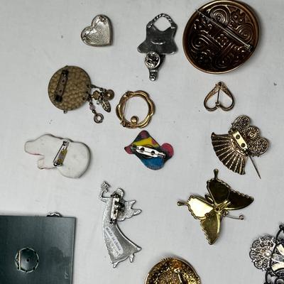 Lot 526 Lot #9 Jewelry Brooches