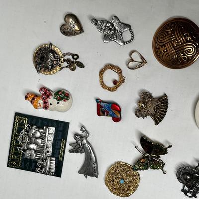 Lot 526 Lot #9 Jewelry Brooches