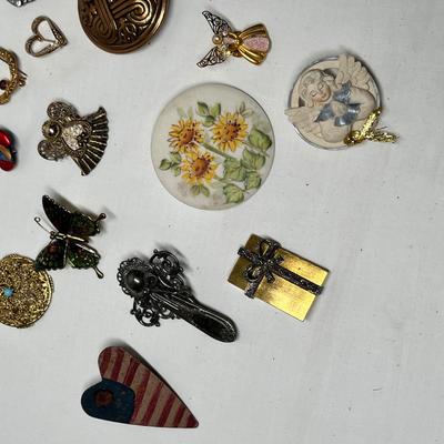Lot 526 Lot #9 Jewelry Brooches