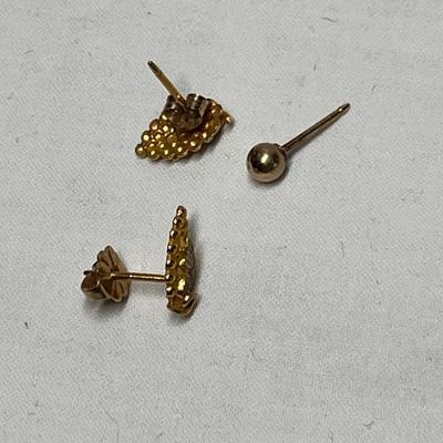 Lot 532 10K gold earrings