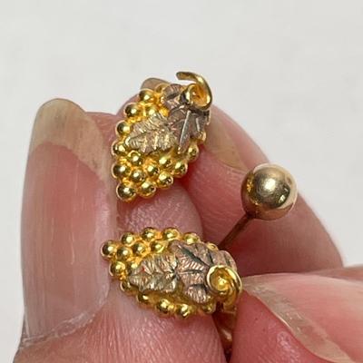 Lot 532 10K gold earrings