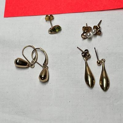 Lot 534 14K yellow gold earrings