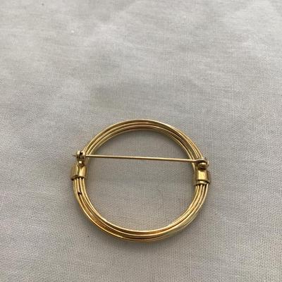 Very nice vintage gold tone, wire wrap brooch