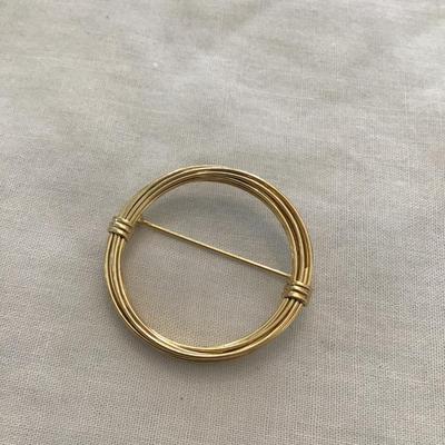 Very nice vintage gold tone, wire wrap brooch