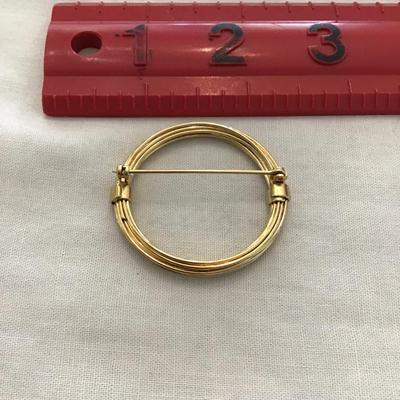 Very nice vintage gold tone, wire wrap brooch