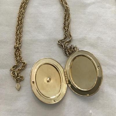 Very nice gold tone, vintage, Sarah Coventry, locket and chain