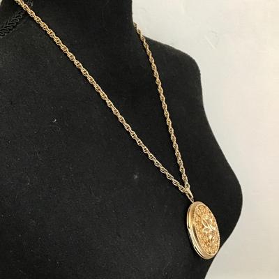 Very nice gold tone, vintage, Sarah Coventry, locket and chain