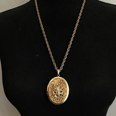 Very nice gold tone, vintage, Sarah Coventry, locket and chain