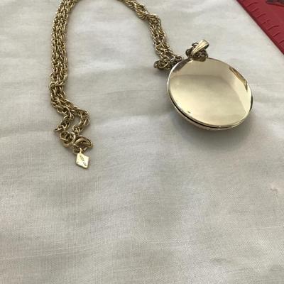 Very nice gold tone, vintage, Sarah Coventry, locket and chain