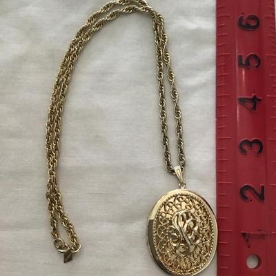 Very nice gold tone, vintage, Sarah Coventry, locket and chain