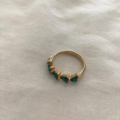 Very nice 10 karat gold plated vintage fashion ring with green Rhinestones