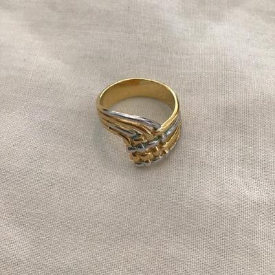 Very nice vintage, gold and silver, toned fashion statement ring