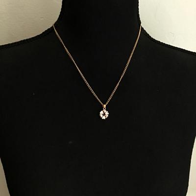 Beautiful gold tone, heart rhinestone pendant necklace, very beautiful