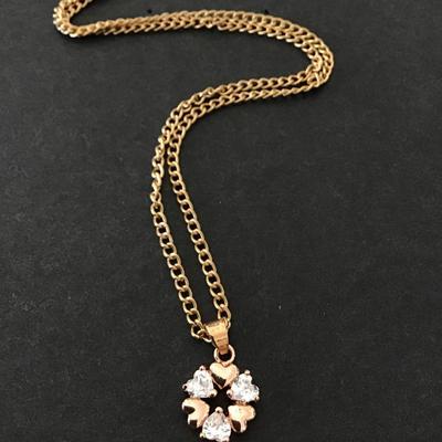 Beautiful gold tone, heart rhinestone pendant necklace, very beautiful