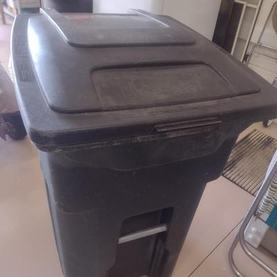 Toter Receptacle Roll Can