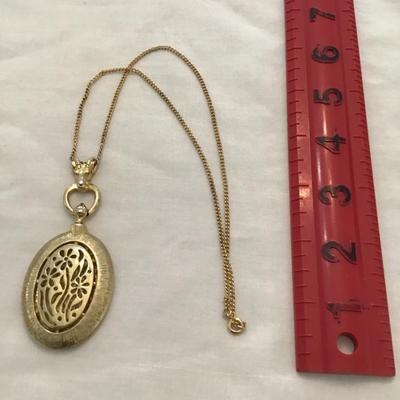 Vintage gold tone chain and pendant
