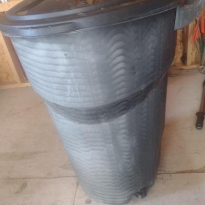 Rubbermaid Roughneck Round Trash Receptacle