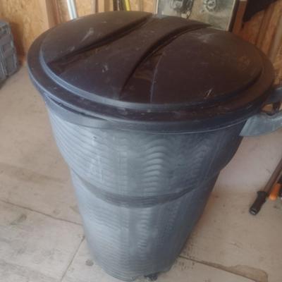 Rubbermaid Roughneck Round Trash Receptacle