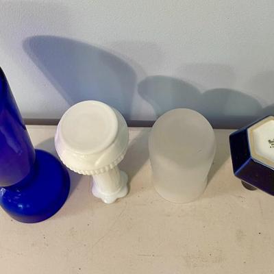 Mixed lot of blue and white glass vases