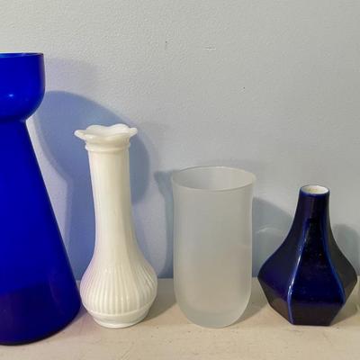 Mixed lot of blue and white glass vases