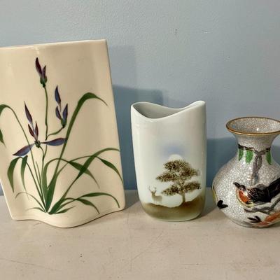 Mixed lot of 3 vases