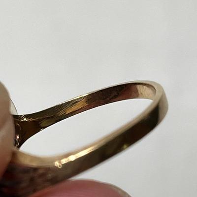 Lot 536 10K yellow gold ring w/ stones
