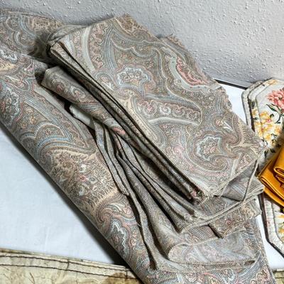 Lot 540 Kitchen linens