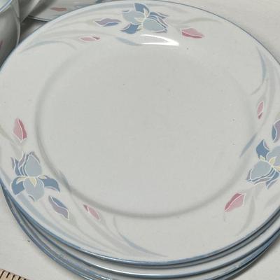 Lot 547 80s china group