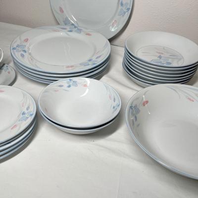 Lot 547 80s china group
