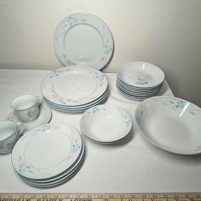Lot 547 80s china group