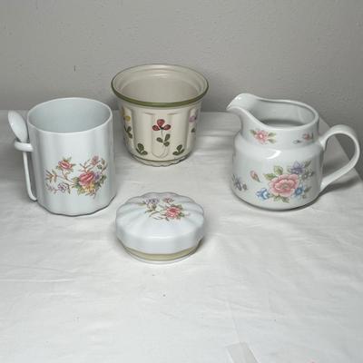 Lot 549 porcelain kitchen lot