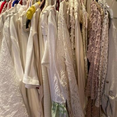 Clothing w/ Decorative rack Women's size L - 2Xl 60-80 pieces Fashion Brands