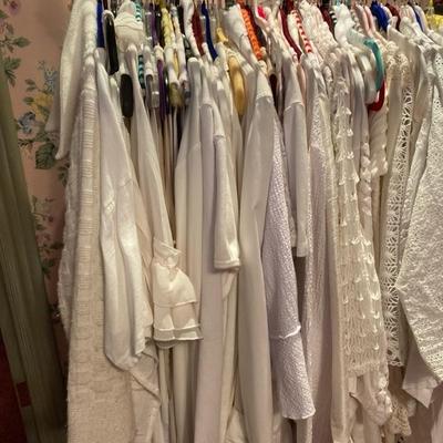 Clothing w/ Decorative rack Women's size L - 2Xl 60-80 pieces Fashion Brands