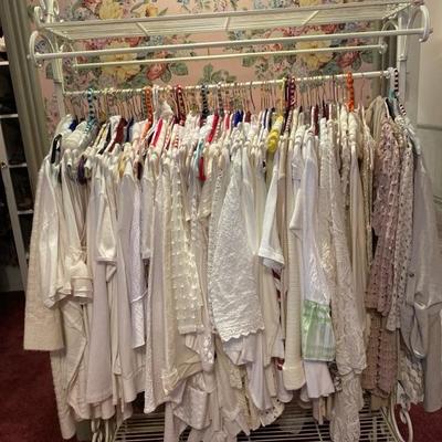 Clothing w/ Decorative rack Women's size L - 2Xl 60-80 pieces Fashion Brands