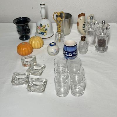 Lot 559 Salt & peppers