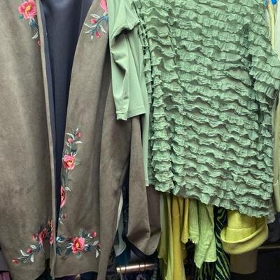 Clothing - Women's Boutique & Fashion Brands sizes L - 2XL 40-80 pieces