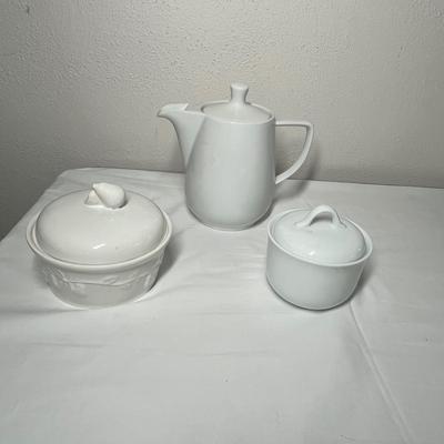 Lot 558 White porcelain items