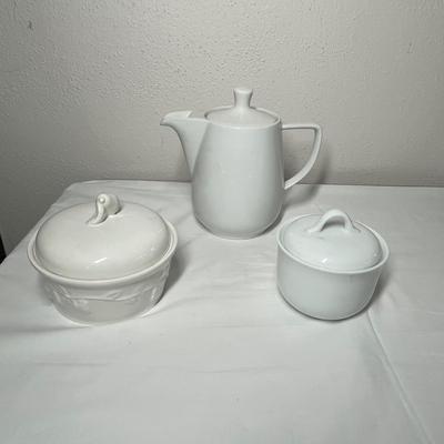 Lot 558 White porcelain items