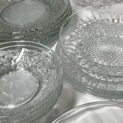 Lot 563 Crystal dinnerware