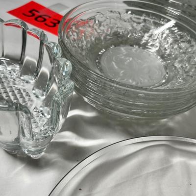 Lot 563 Crystal dinnerware