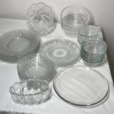 Lot 563 Crystal dinnerware