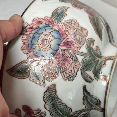 Lot 583 pottery items