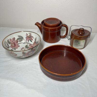 Lot 583 pottery items