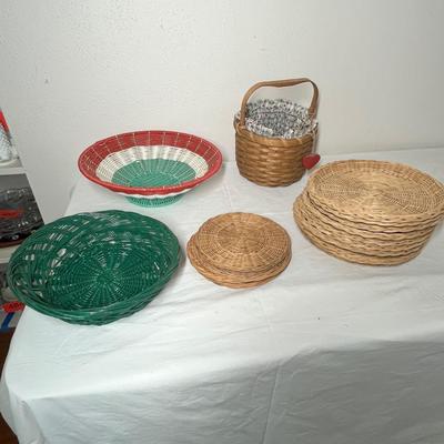 Lot 585 Wicker items