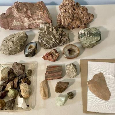Mixed lot of rocks, crystals & minerals