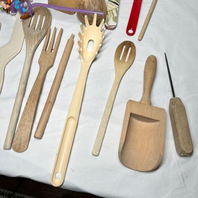 Lot 588 Utensil lot