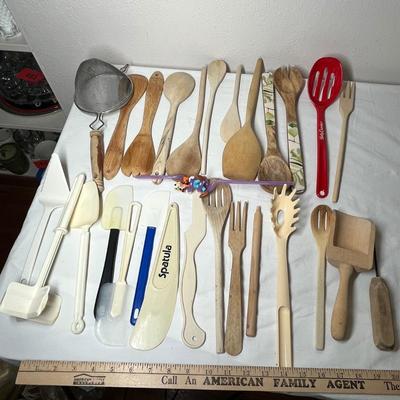 Lot 588 Utensil lot